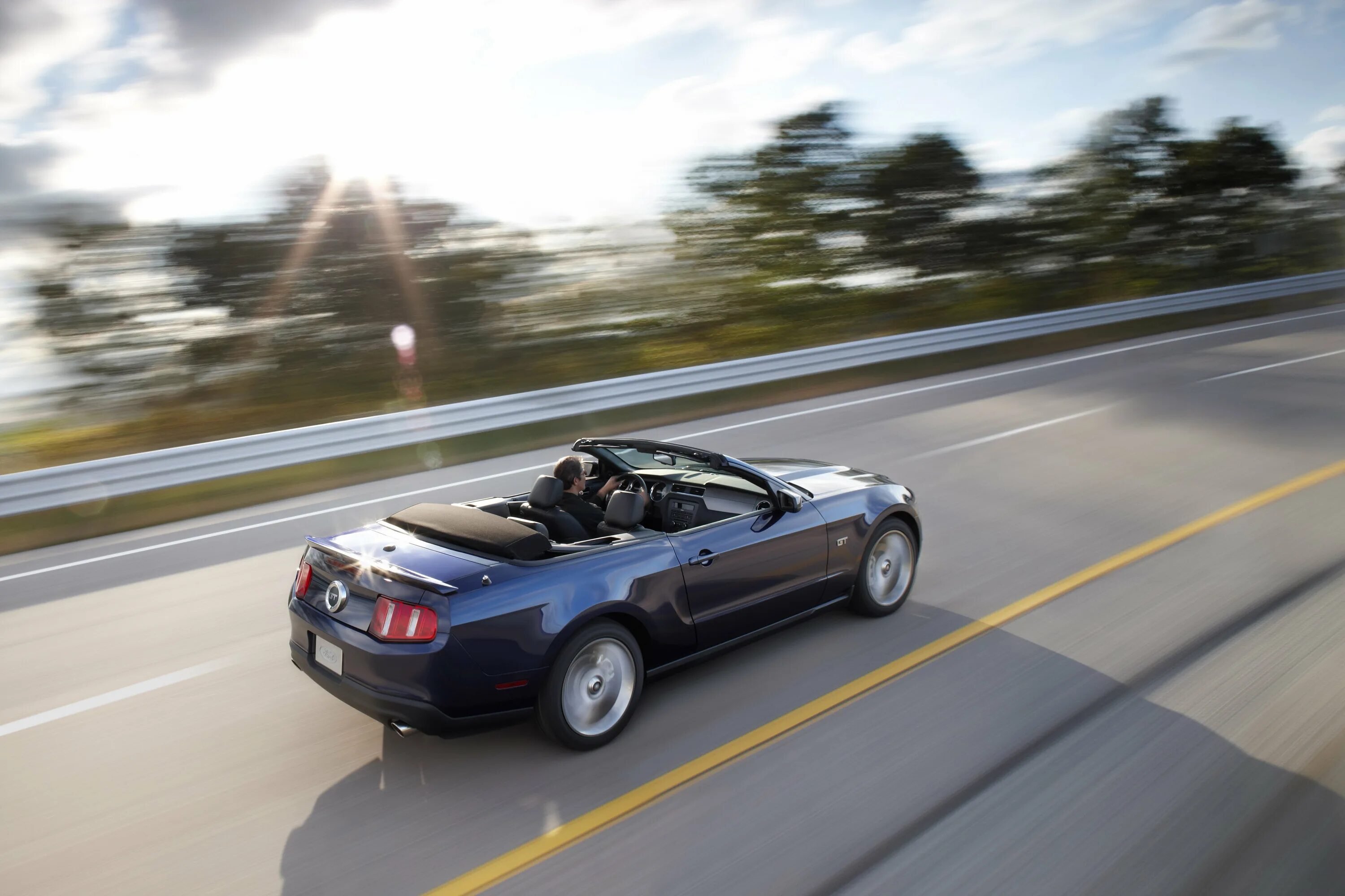 Включи уезжающие машины. Форд Мустанг 2010. Форд Мустанг кабриолет. Ford Mustang 2013 Cabriolet. Мустанг кабриолет 2010.