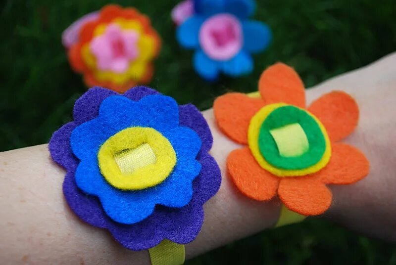 Из фетра 3 класс. Цветочки из фетра. Объемные цветы из фетра. Цветы из фетра для украшения. Цветы из фетра для детей.
