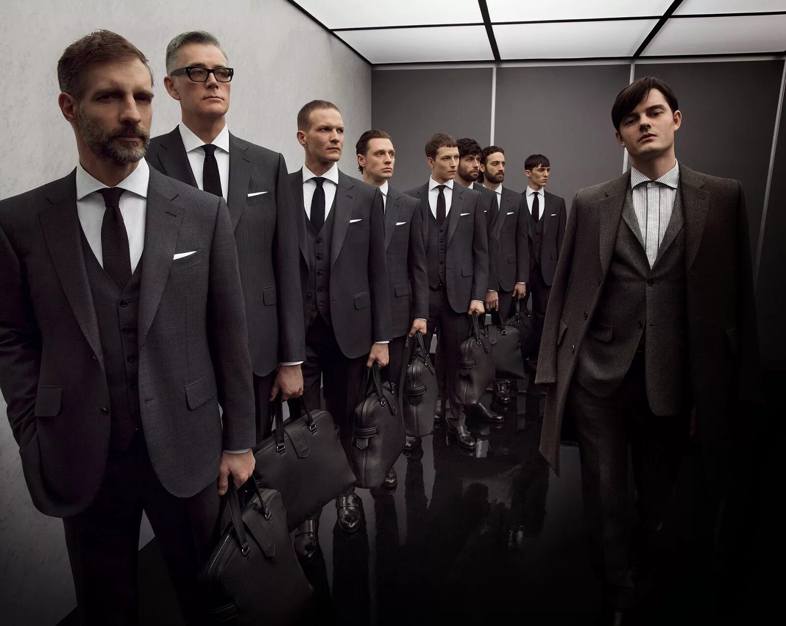 В зале сидело несколько мужчин. Zegna campaign. Эрменеджильдо Зенья. Много мужчин в костюмах. Человек в деловом костюме.