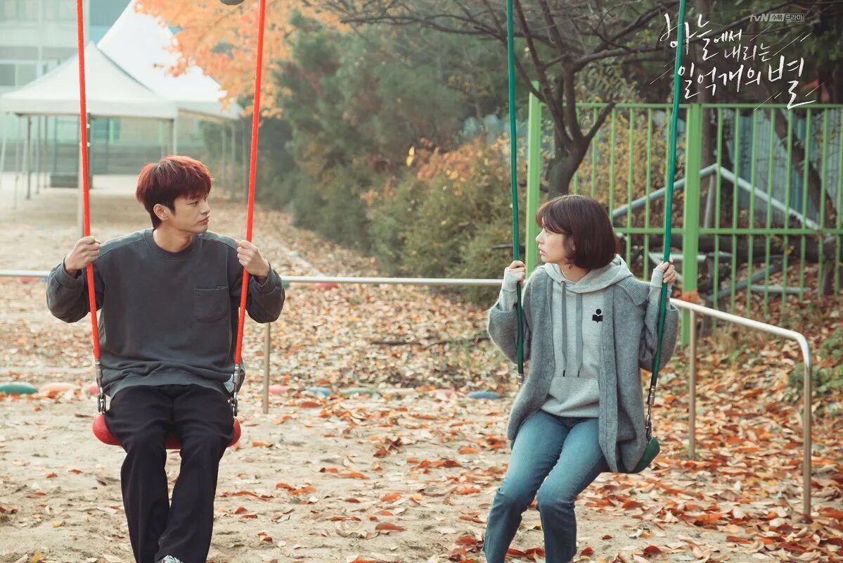 Со ин гук и чон со мин. И миллион звёзд падёт с небес дорама. Сто миллионов звёзд с неба сериал дорама. Миллион падающих звезд дорама корея. И миллион звёзд падает с небес корея.