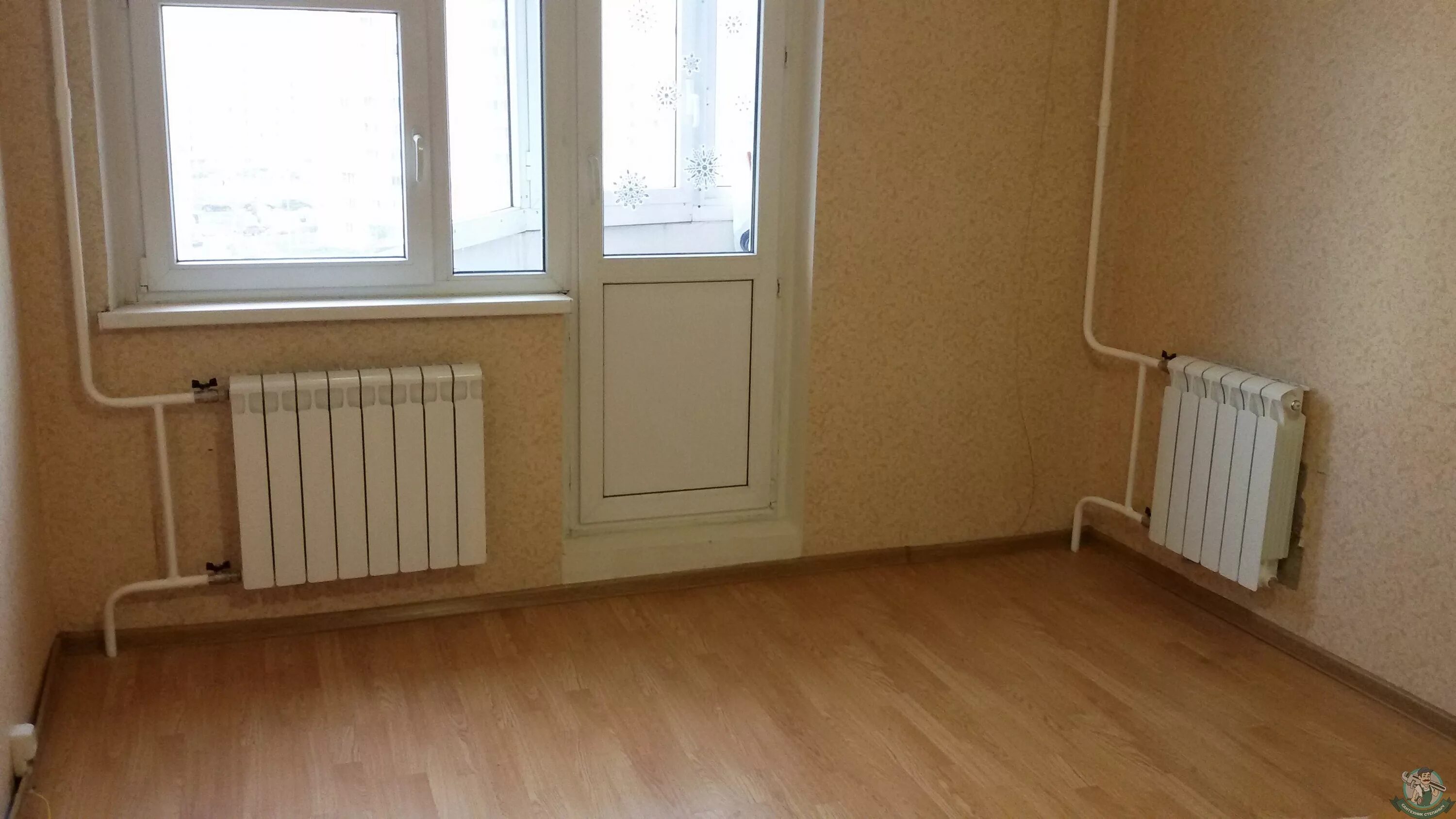 Батареи в угловой квартире. Батареи в панельных домах. Отопление угловая квартира. Отопление угловой комнаты. Угловая батарея отопления.