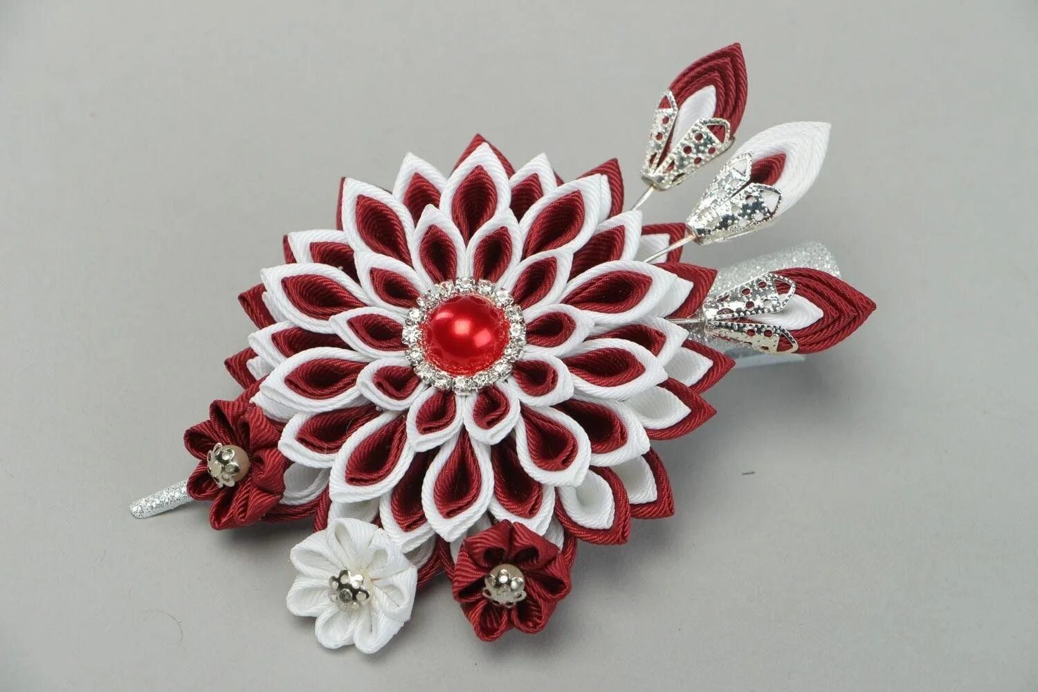 Цветок в технике канзаши. Канзаши. Цветы канзаши. Заколки из атласных лент. Цумами канзаши.