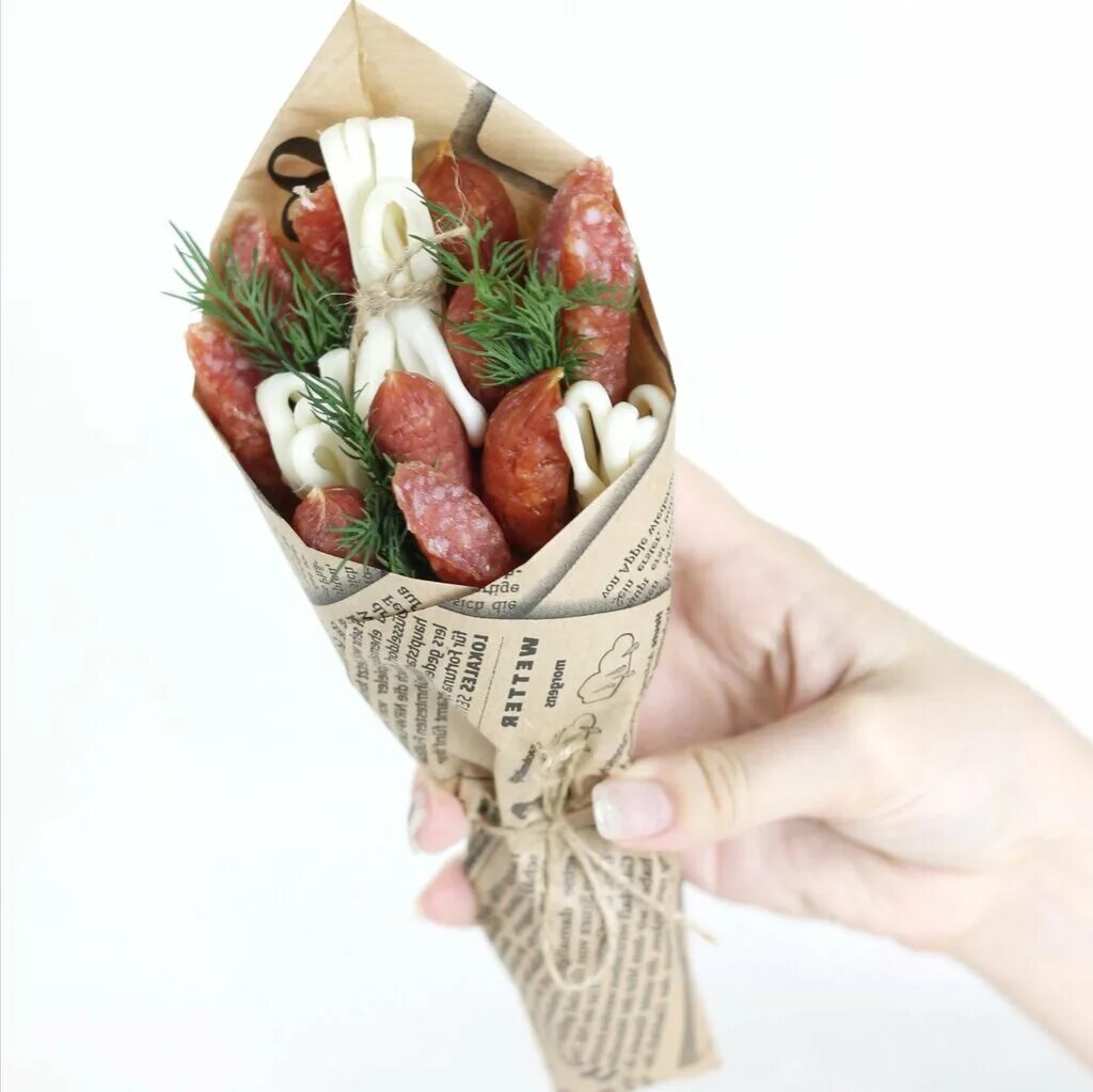 Мини букет на 23 февраля. Букет из сушеной рыбы. Букет с бутылкой. Букет на 23 февраля для мужчин. Мини букет на 23 февраля.