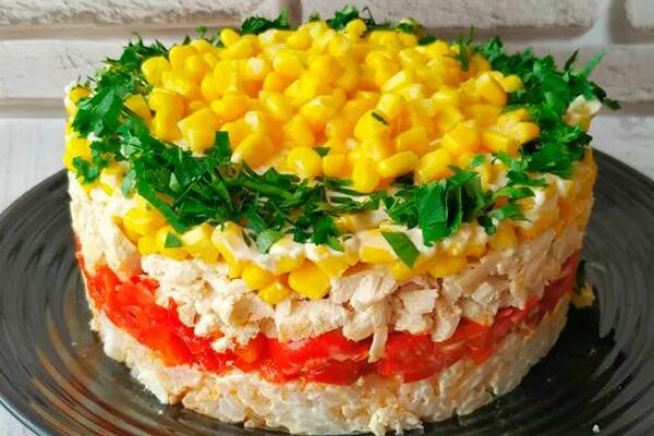 Слоеный салат с курицей и кукурузой. Слоеный салат с кукурузой и рыбой. слоеный салат сдоеныйс курицей грибами и кукурузоц. слоёный салат с курицей и кукурузой. салат слоеный украшенный перцем.