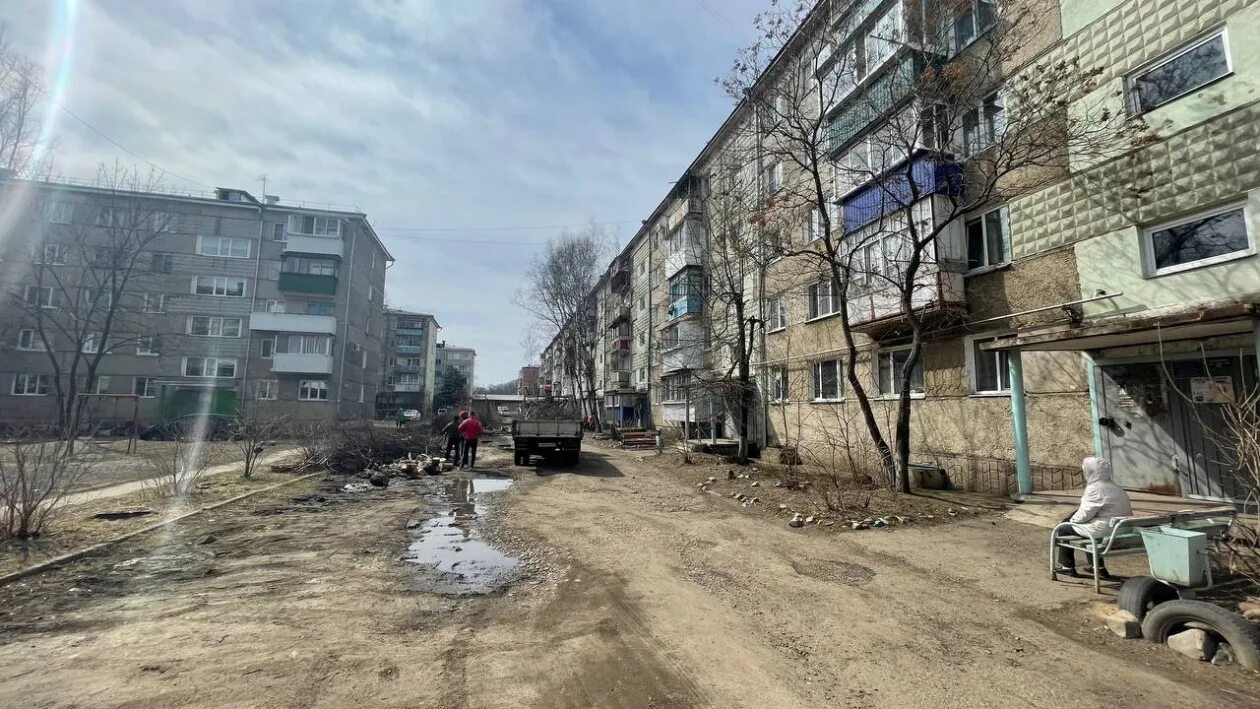 Работа в городе биробиджане. Благоустройство двора. Улицы городов России двор. Во дворе. Фото двора.