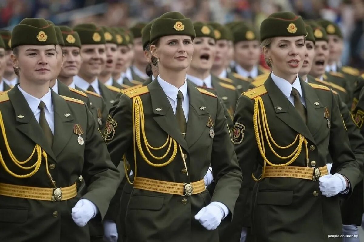 Белорусские военные. Парадная форма рб. Оливковая форма мчс. Женская парадная военная форма. Солдат в парадной форме.