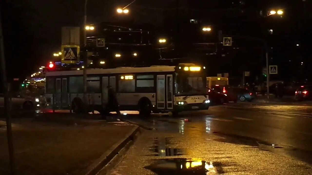 Новости про упавший автобус в санкт петербурге. Лиаз 59 19 мираж 1 видео. уткнувшись автобус в питере видео.