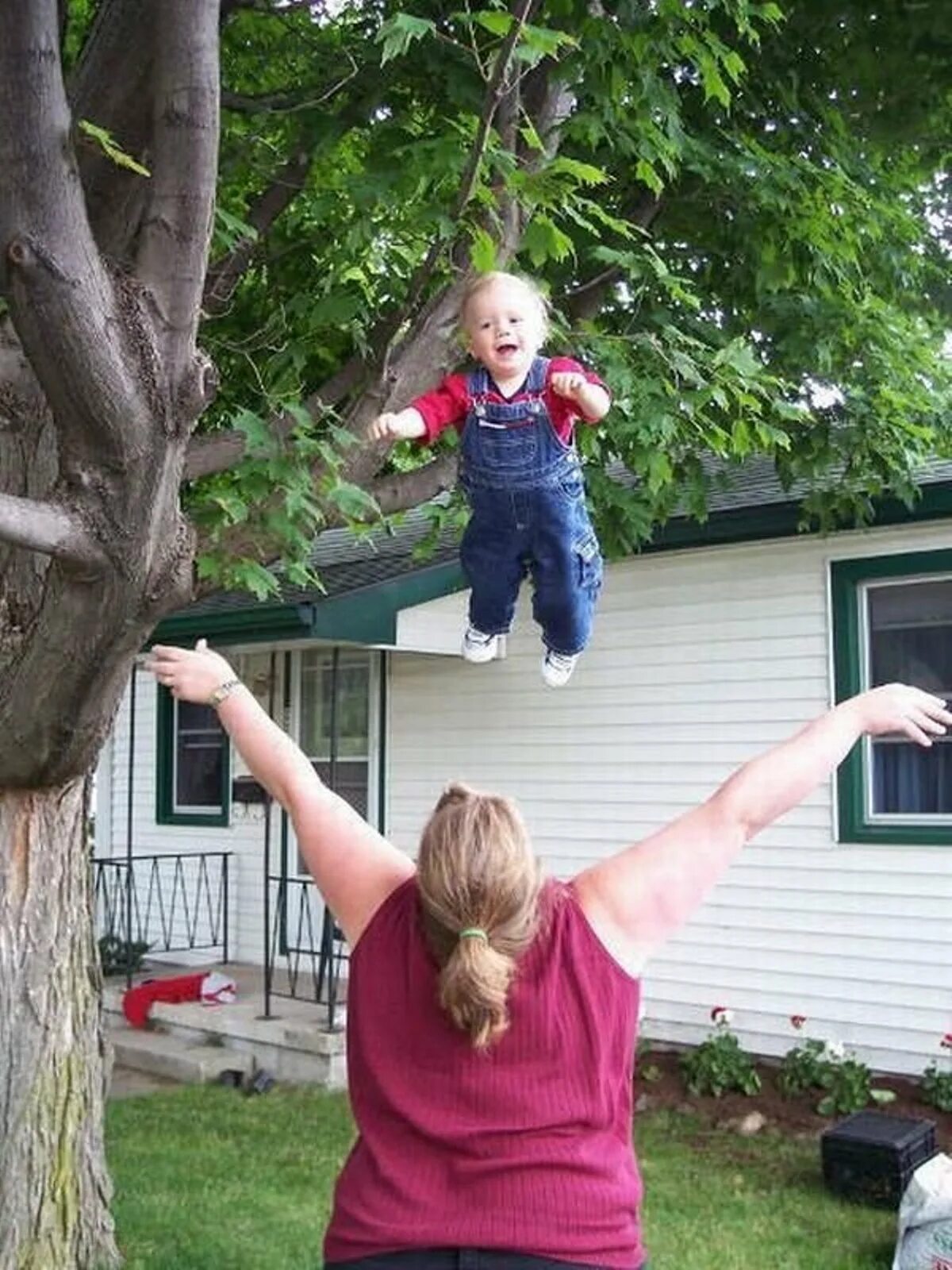 Как поднимать ребенка. Смешные фото детей. Подкидывает ребенка. Дети летают. Ребенок поднимает ребенка.