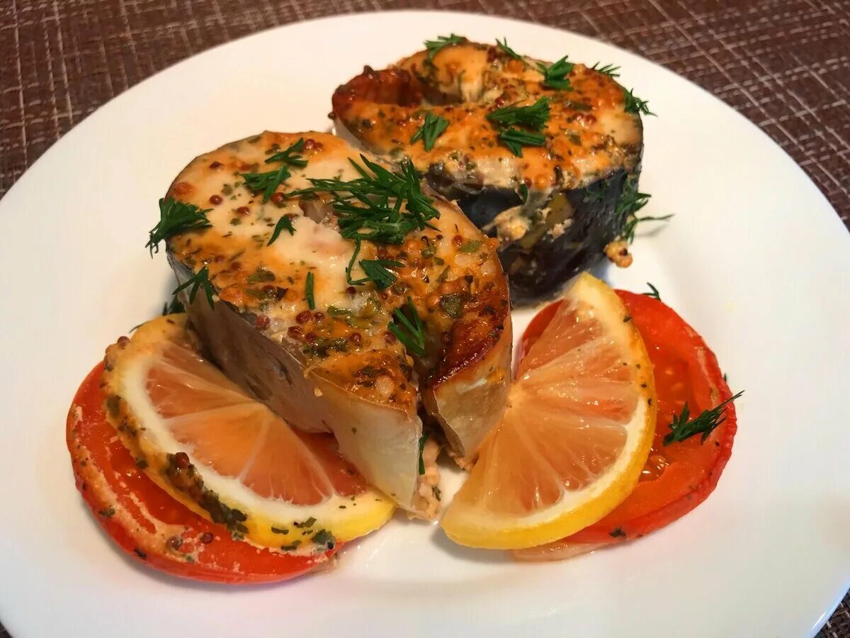 Рецепт запеченной горбуши вкусный и простой. Скумбрия запеченная в духовке. скумбрия в духовке с овощами. скумбрия запеченная с овощами. блюда из горбуши.