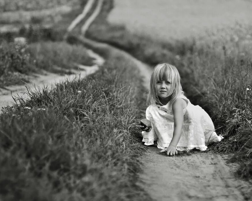 Магдалена Берни фотограф. Маленькая девочка черно белое. Работы известных фотографов.