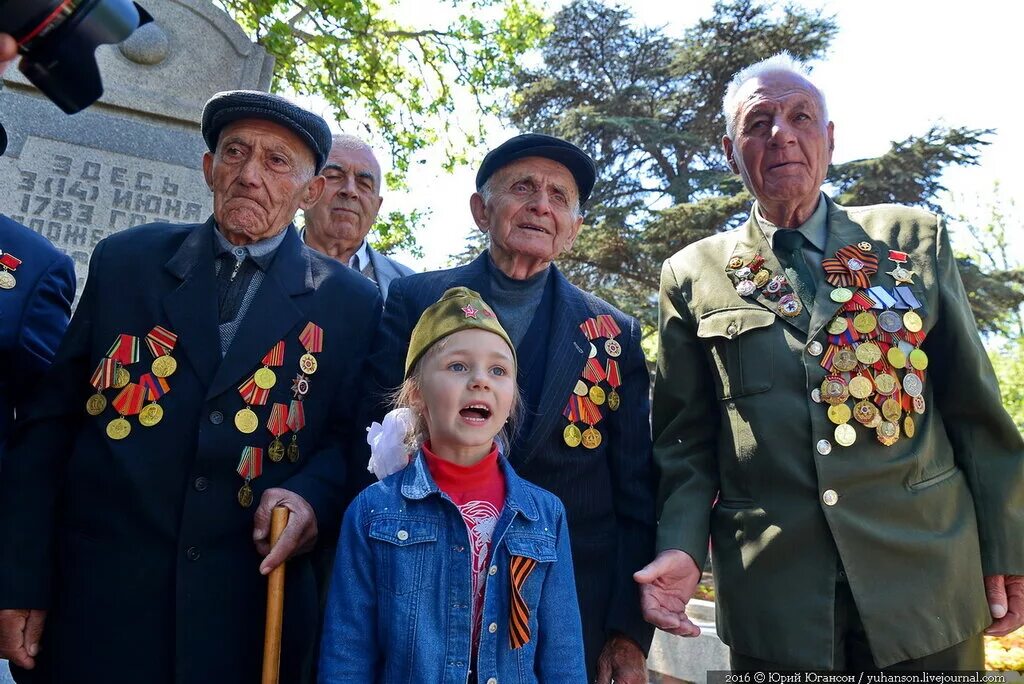 Бессмертный полк фото ветеранов. Ветераны Великой Отечественной Бессмертный полк. Ветераны с внуками. Ветеран с внуком. Ветераны и внуки войны.