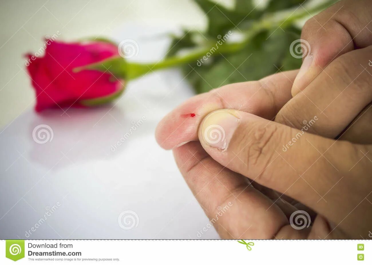 Почему человек уколовший палец. Лигаментит щелкающий палец. Стенозирующий лигаментит кисти. Наперсток для шитья. Рефлексы человека доклад.