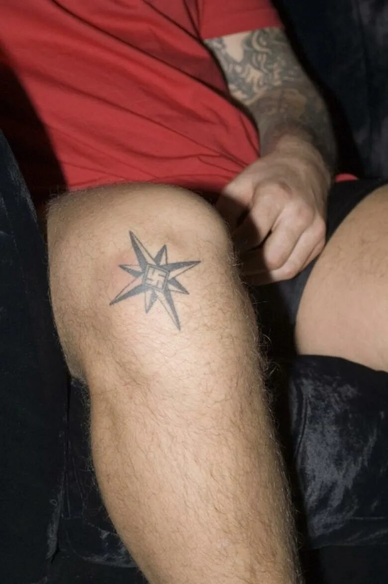 Восьмиконечная звезда тату на коленях. Звезды на коленях.