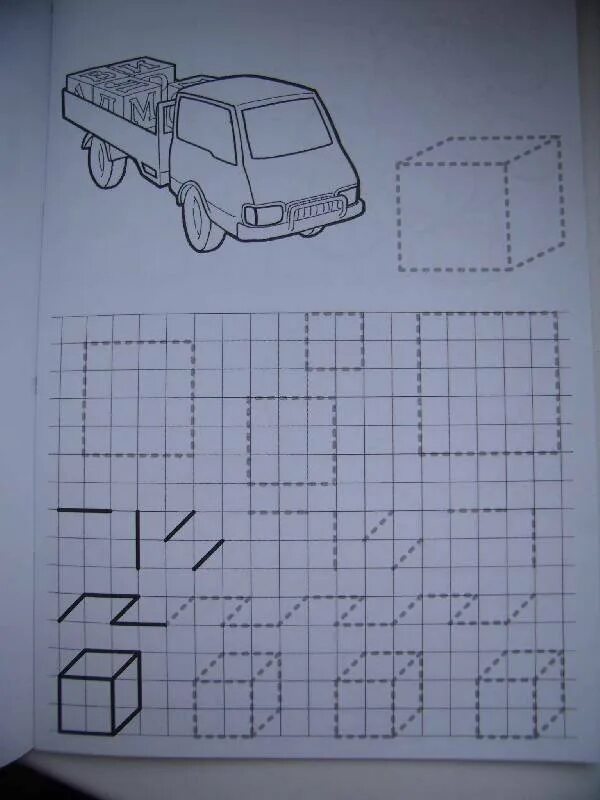 Рисование по клеточкам машины. Рисунки по клеточкам машины. Машина по клеточкам в тетради. Грузовой автомобиль по клеточкам. Машина по клеткам