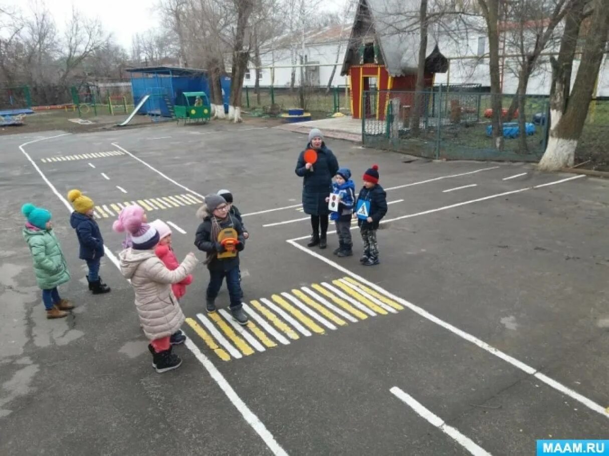 ПДД на улице в подготовительной группе. Дорожное движение в детском саду на улице. Занятие по ПДД В подготовительной группе светофор. ПДД на улице в детском саду старшая группа. Занятие на улице старшая группа