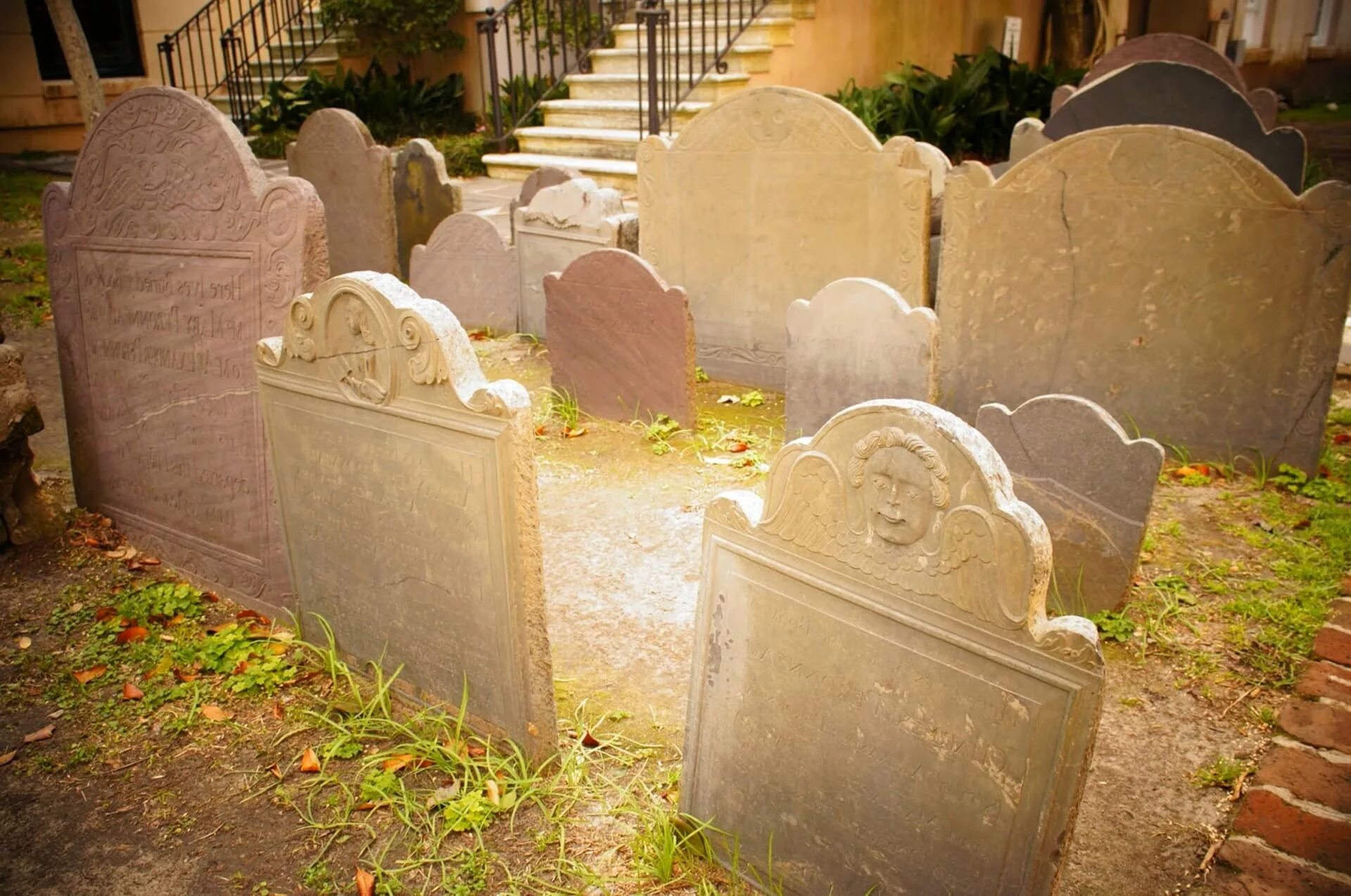Могила Агаты Кристи. Оскар Уайльд надгробная плита. Памятники на кладбище.