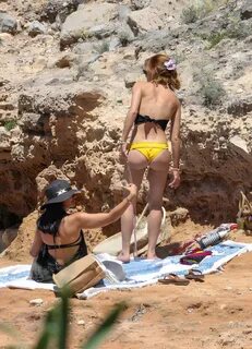 32-летняя британская киноактриса и модель Эмма Уотсон топлесс на пляже на И...