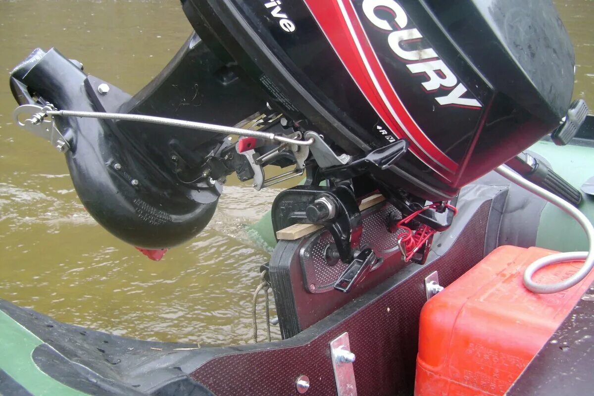 Закрепляем мотор на транец. Yamaha 30 водомет солар 450. солар 450 транец под водомет. транец на солар 450. транец сибривер на лодку солар 450.