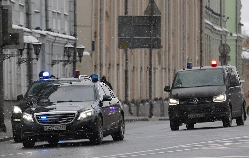 Управление мигалками. Mercedes w222 с мигалками. мерседес 222 кортеж. mercedes w222 фсо. кортеж шойгу рендж ровер.