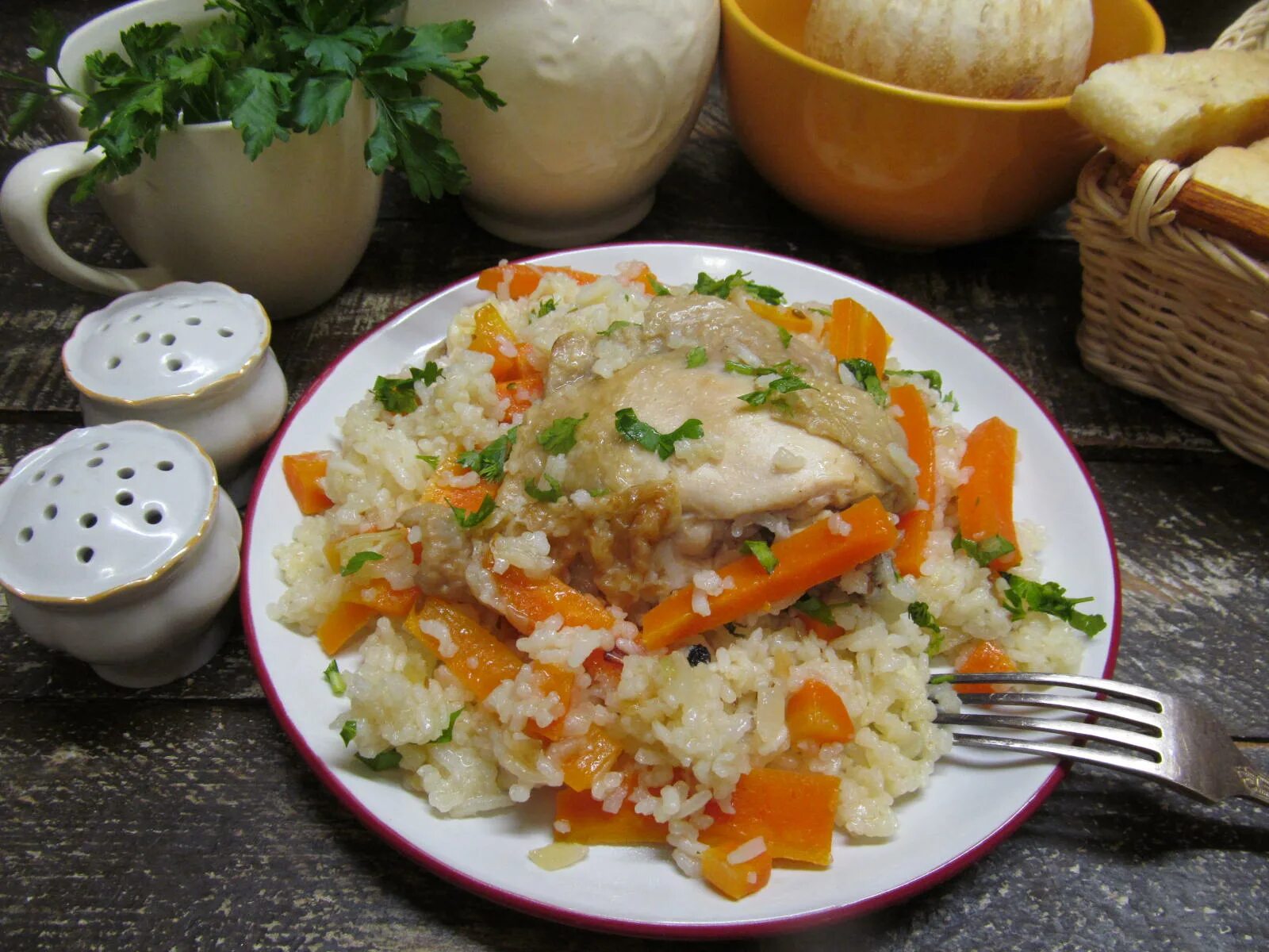 Курица тушеная с морковкой и луком. Бедра с морковью в духовке. Тыква с курицей в духовке. Курица с морковью. Курица в сметанном соусе с овощами.