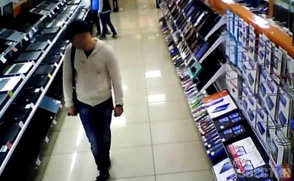 Ворует из магазина. Шоплифтинг. Техника кражи в магазине. Воришка в магазине. Ворует в магазине.
