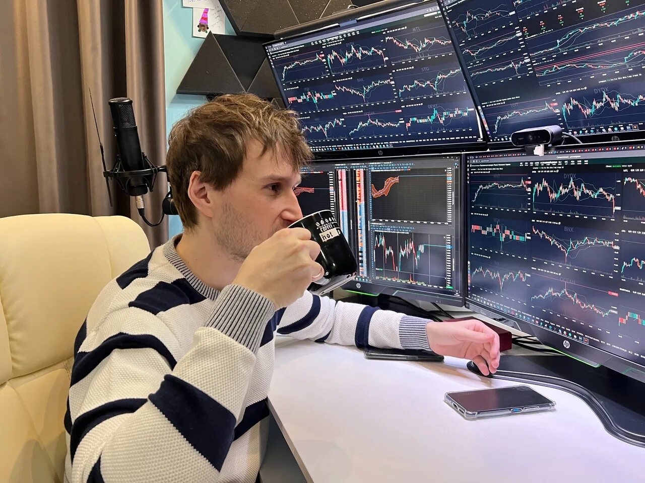 Рабочее место брокера. Богатый трейдер. Стол для трейдинга. Order block в трейдинге. Скальпинг на бирже.