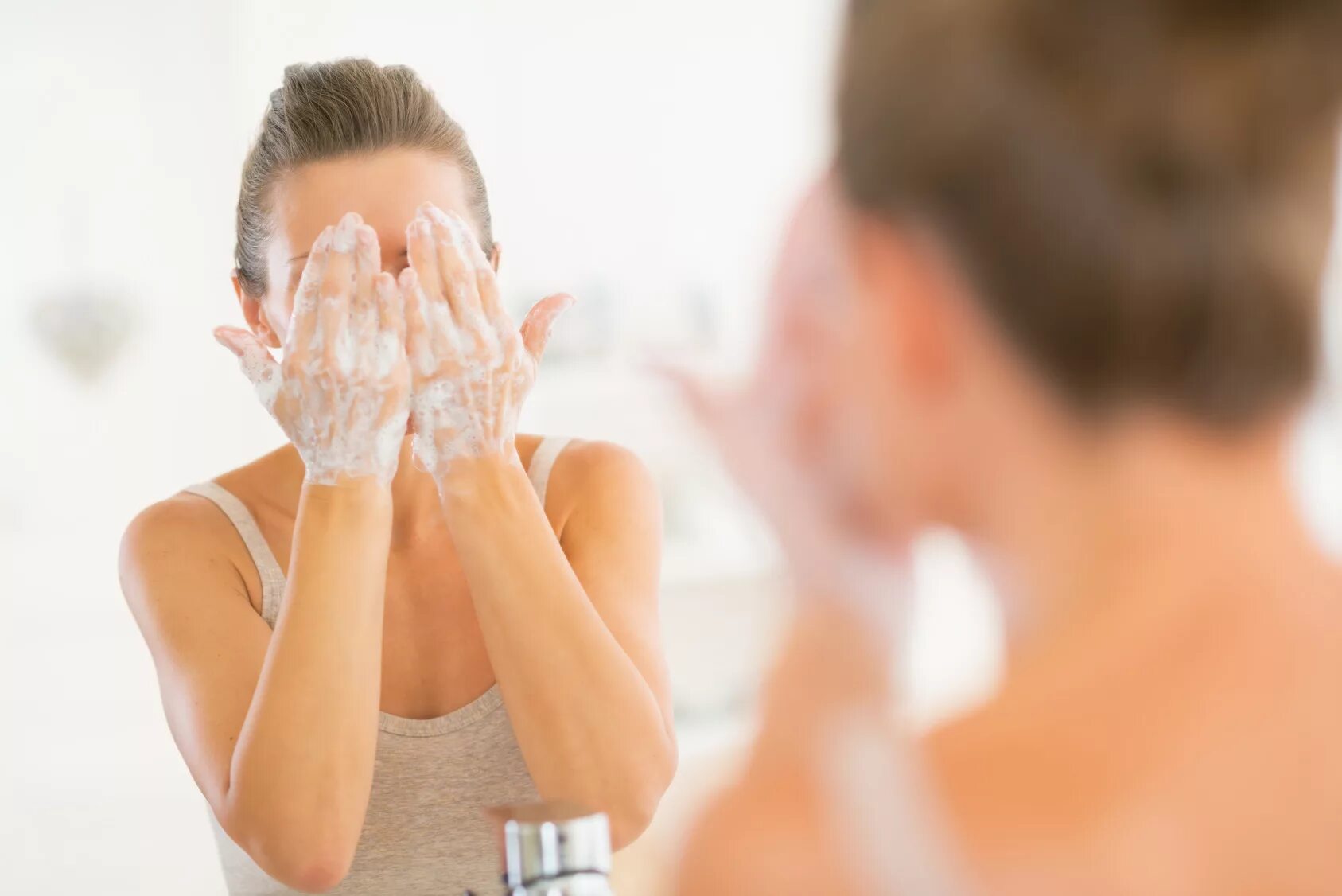 Как следует ухаживать за кожей лица рук. Девушка умывается. Умывание лица. Мыло для умывания. Умывать лицо.