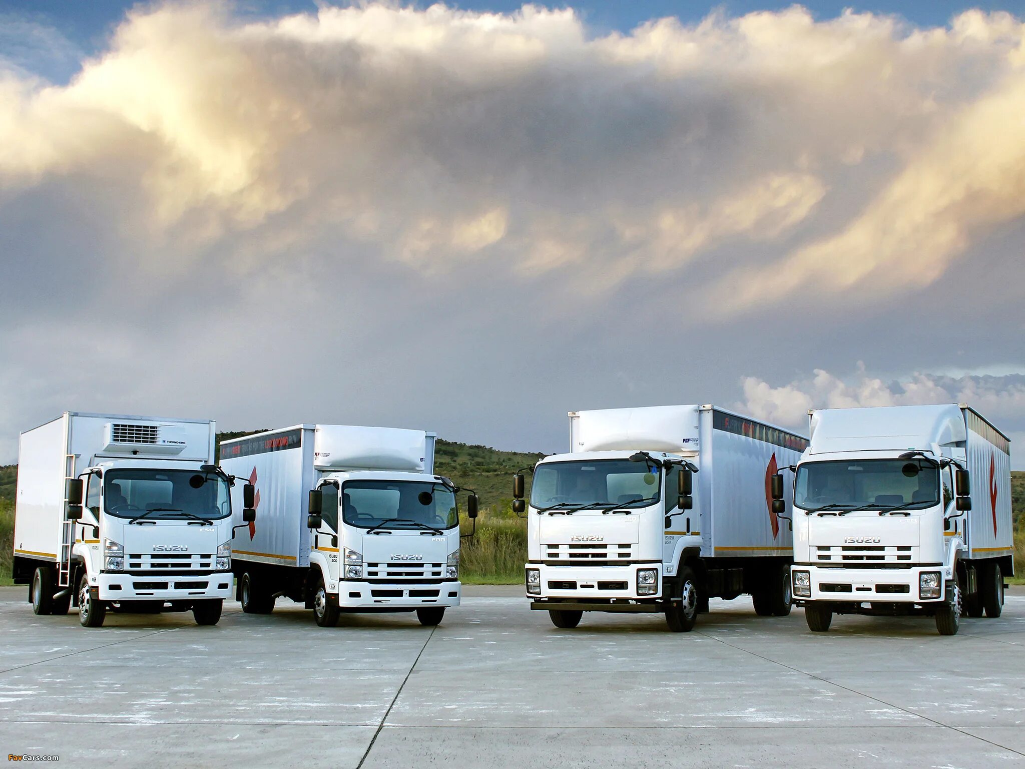 Mercedes benz actros 1846. Сервисный центр грузовых автомобилей. Mitsubishi canter 3 тонны. Тягач с полуприцепом. Баннер мойка грузовых автомобилей.
