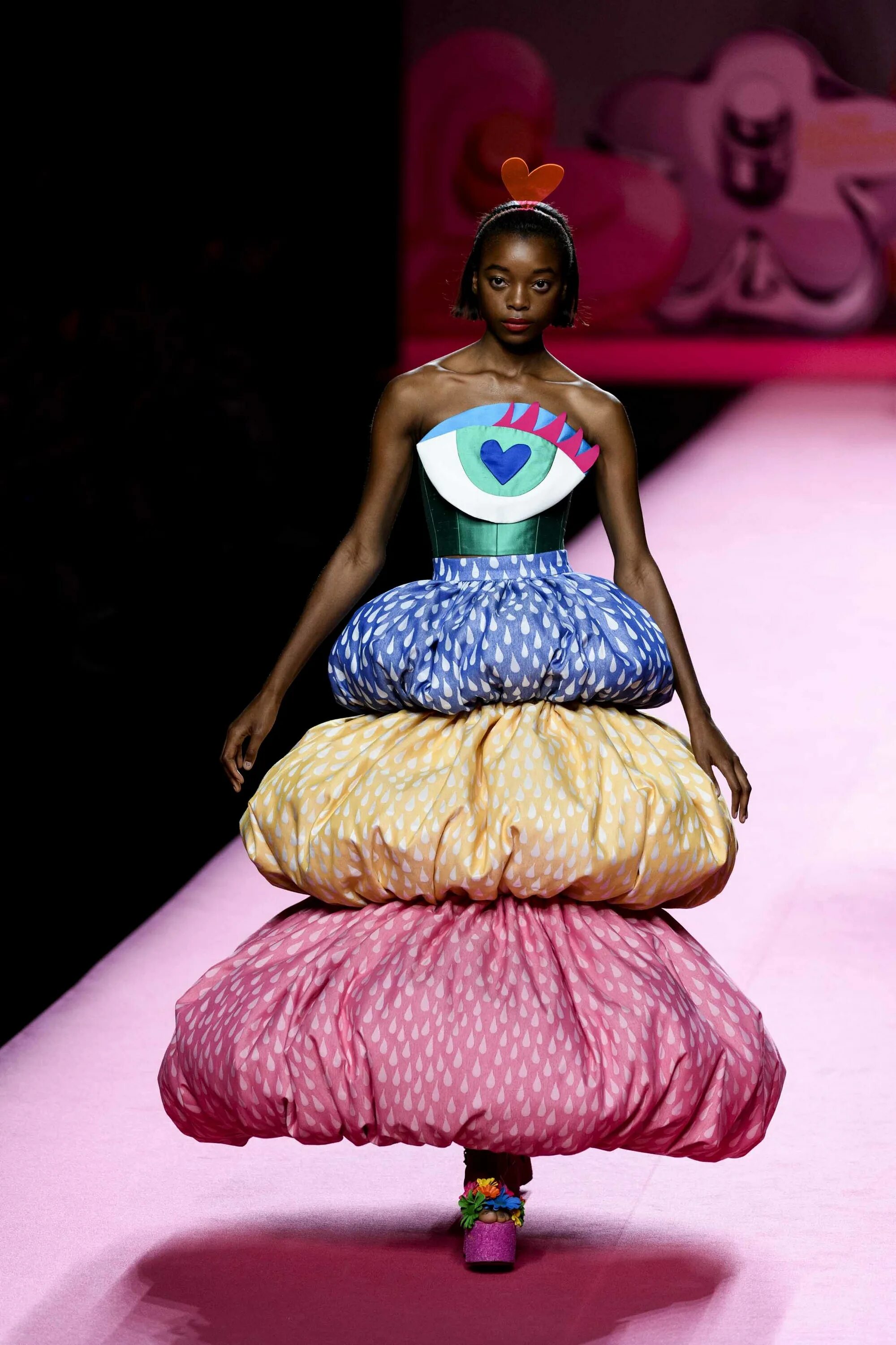 Показ мод в подушках. Платье из одеяла. Показ мод в подушках. Показ мод в подушках. Платье одеяло с подушкой.