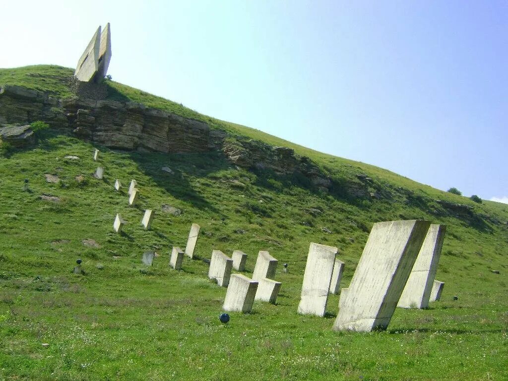 Достопримечательности черкесской республики. Музей памятник защитникам Перевалов Кавказа. Орджоникидзевский музей-памятник защитникам Перевалов Кавказа. Музей-памятник защитникам Перевалов Кавказа Карачаево-Черкесия. Мемориал защитникам Перевалов Кавказа Карачаево Черкессия.