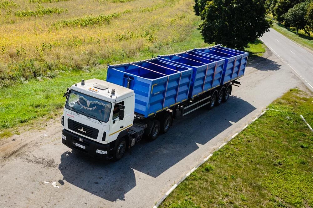 Камаз 6520 зерновоз мамонт. Зерновоз камаз на выгрузке. Транспортировка зерна. Камаз 5320 бортовой зерновоз. Для перевозки зерна выделили 3 машины.