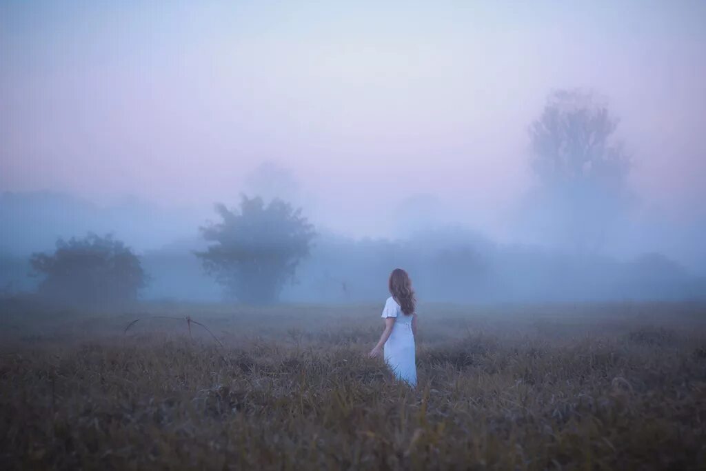 Там над травою. Девушка в тумане. Женский силуэт в тумане. Красивая девушка в тумане. Фотосессия в тумане.