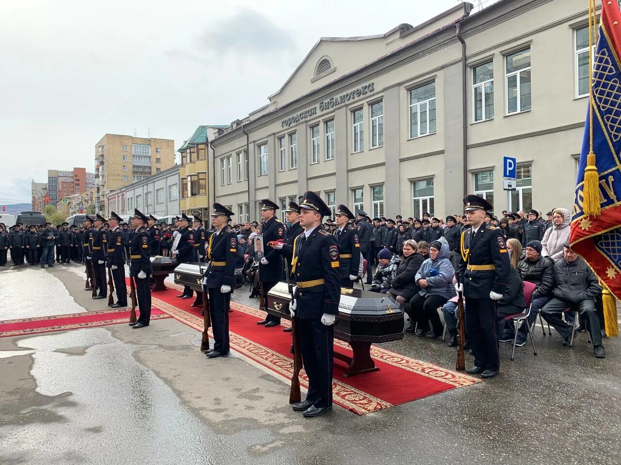 Аллея славы Бадалык Красноярск. Прощание с полицейскими в Красноярске. Трое Пожарников похоронили на аллее славы в Красноярске. Колонна полиции в Грязях. Красноярск прощание