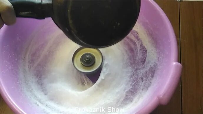 Сахарная вата в домашних условиях. Самодельный аппарат для сладкой ваты. Аппарат для сахарной ваты для дома. Аппарат для сладкой ваты. Домик из сахарной ваты.