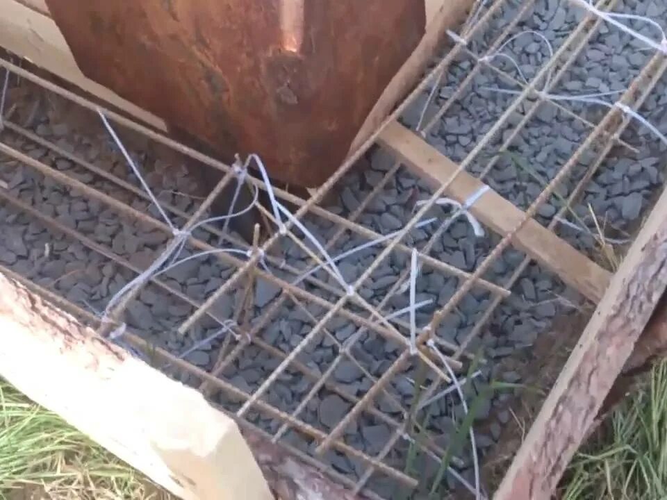 Армирование ленточного фундамента 200 мм. Мзлф арматура стекловолоконная. Мелкозаглубленный ленточный фундамент опалубка. Армирование фундамента ленточного для бани. Схема армирование ленточного фундамента шириной 40 см.