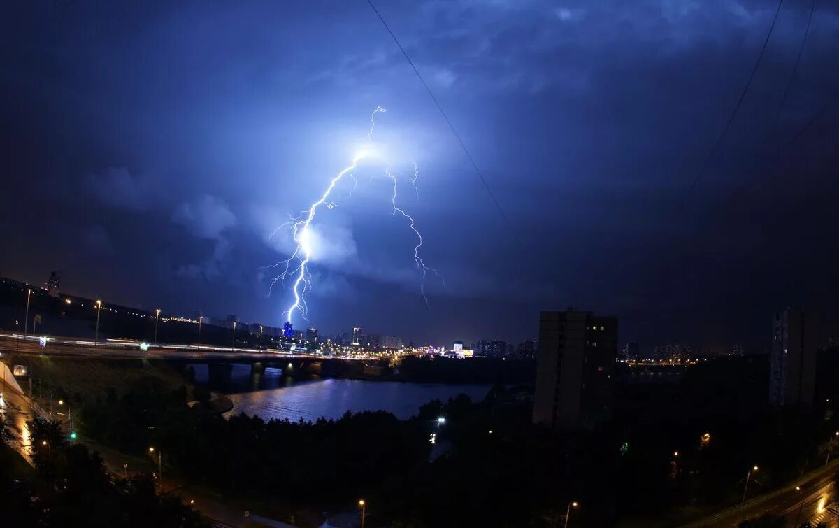 Ночью была сильная гроза. Гроза на улице. Гроза в Москве. Гроза в Москве ночью. Молния над Москвой.