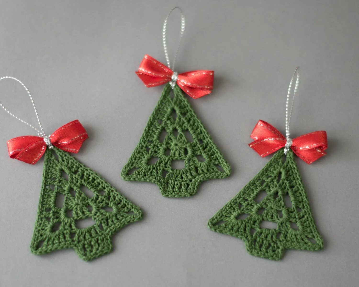 вязаные елочные украшения крючком. новогодние украшения вязаные крючком. вязаные украшения на елку крючком. новогодние украшения вязаные крючком. вязаные украшения на елку.