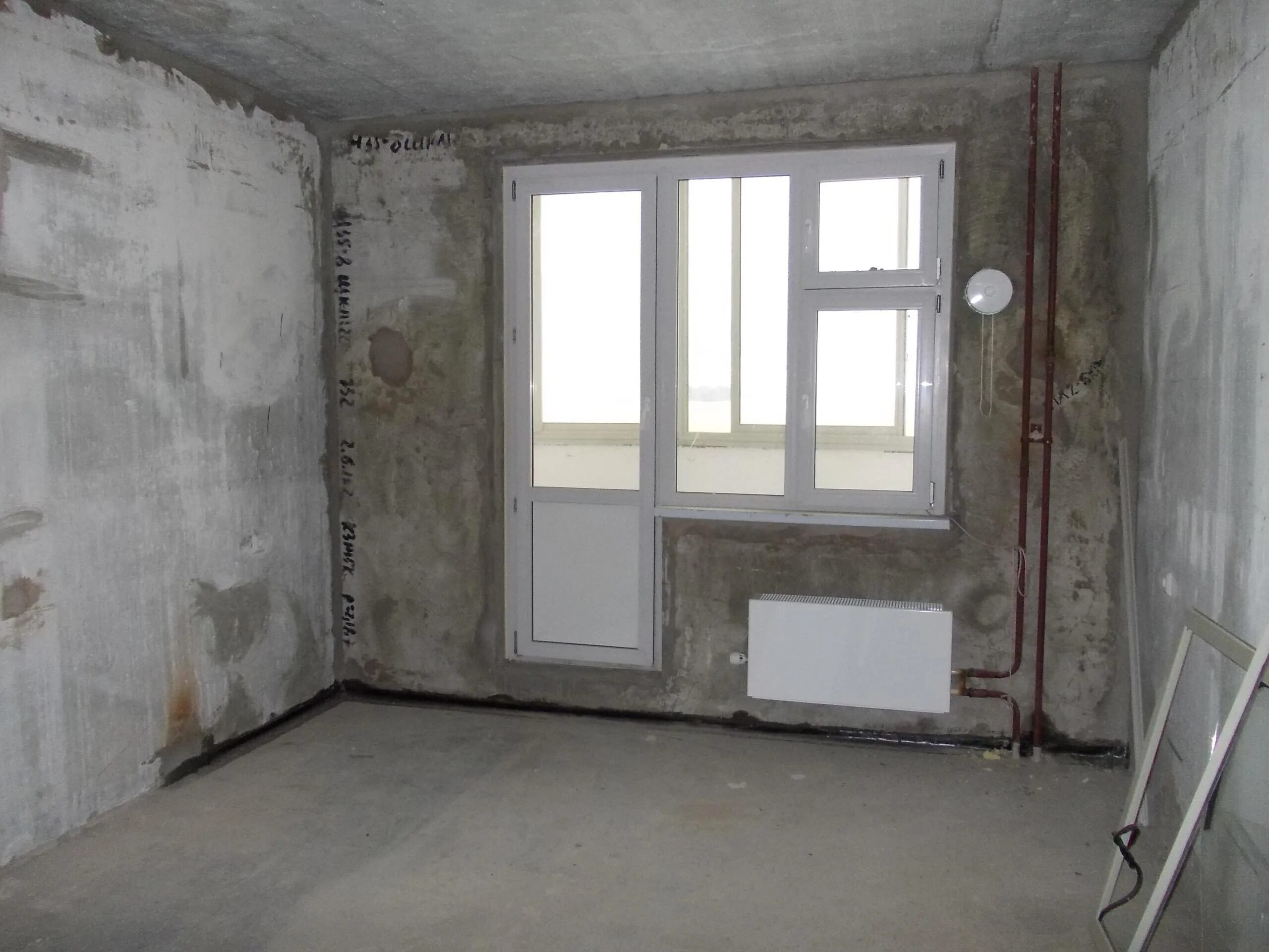 Улучшения черновая отделка. Комната без мебели с балконом. Черновая квартира. Красивые новостройки. Черновая отделка в новостройке.