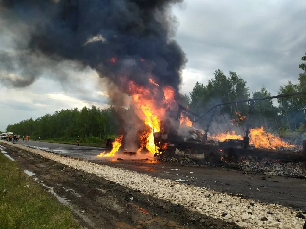 М 5 упал. Авария м5 Нижний Ломов Пензенской области. Пожар на траскм5.