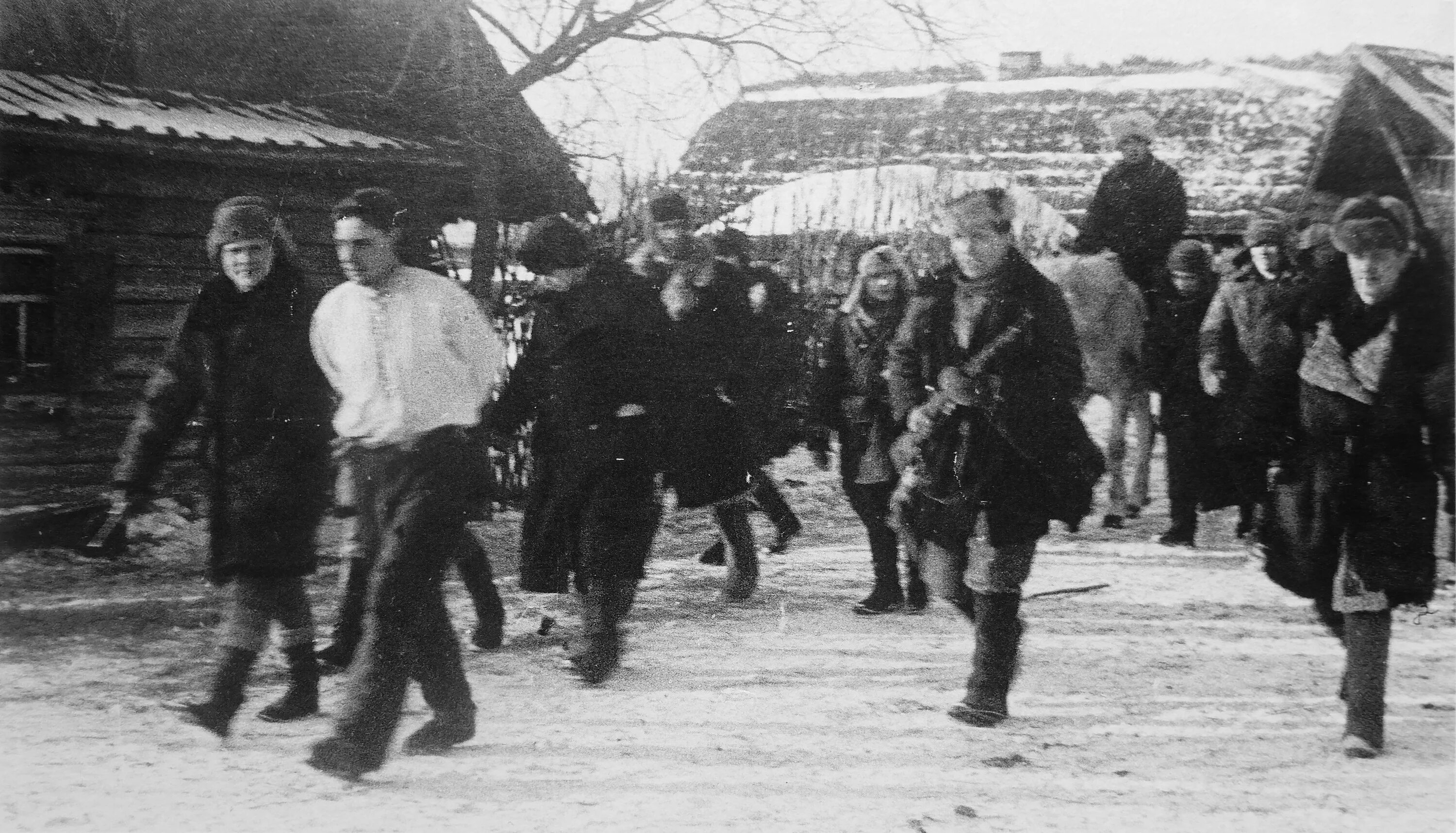 Расстрелянные партизаны. Оккупированная деревня партизаны 1941. депортация немцев из польши 1945 зверства поляков. казнь партизан вов 1941-1945.