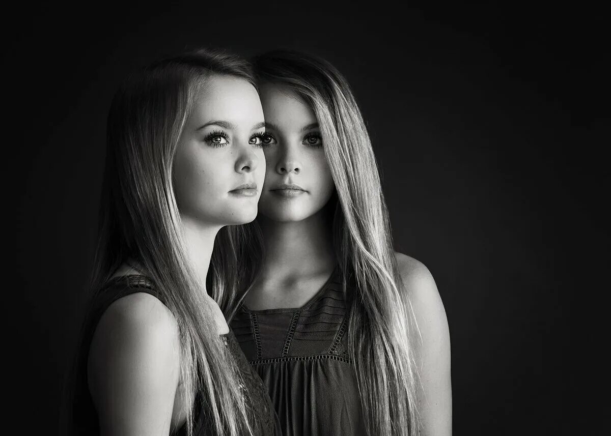 Две черные близняшки. Фотосессия сестер. Фотосессия две сестры в студии. Фотосессия двух сестер идеи. Фотосессия двух подруг в студии.