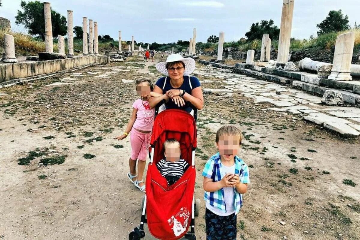 Семья в абхазии. Пансионат водопад абхазия новый афон. Абхазия 3 детей. Абхазия 3 детей. Женщина утонула в абхазии с детьми.