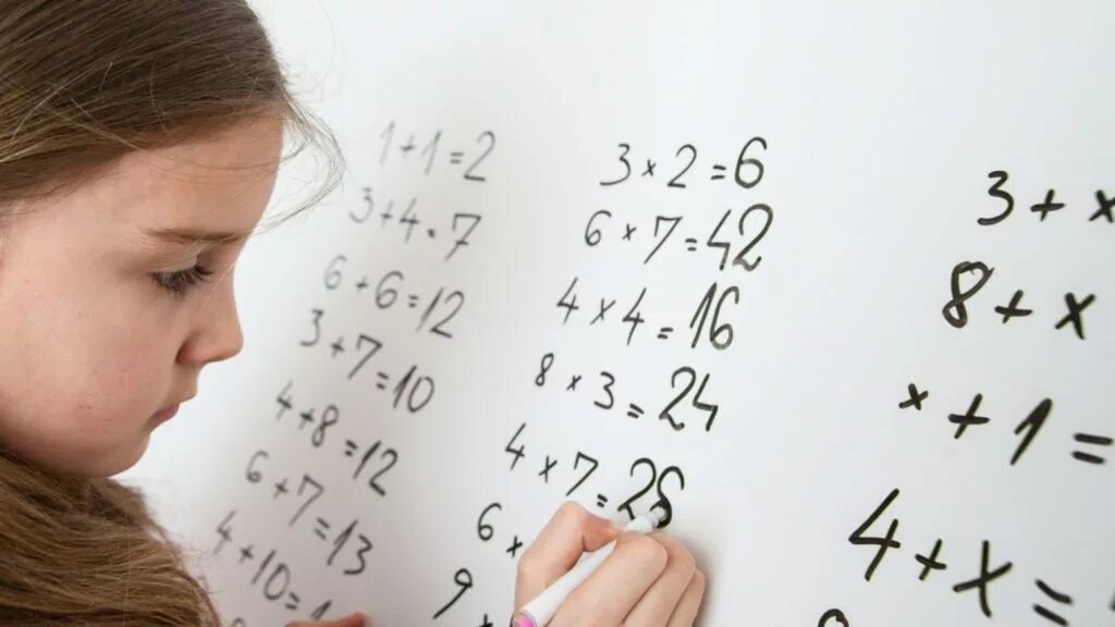 Математика для детей. Понимать математику. Учите математику. Дети решают примеры.