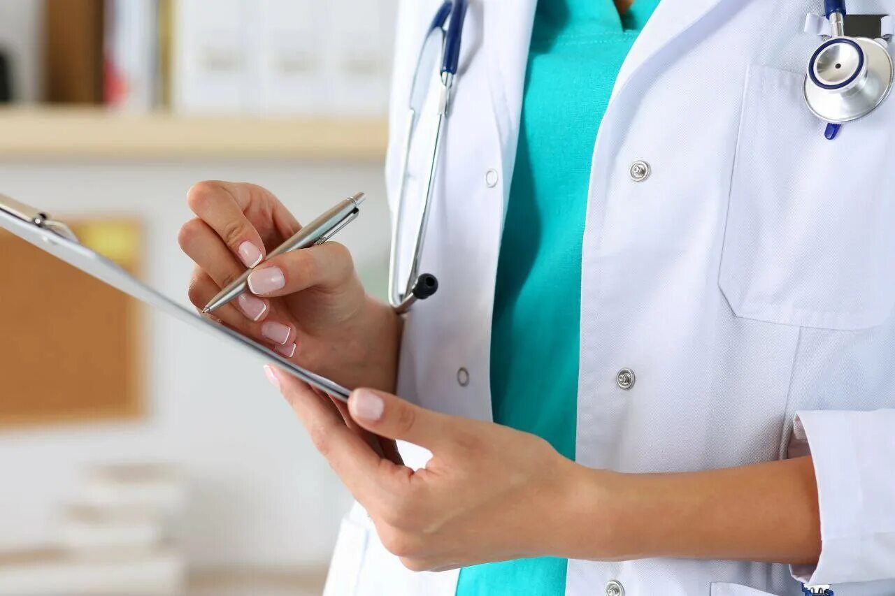 Врач и пациент. Доктор с пациентом. Анкетирование в больнице. Опрос врачей. Опрос врачей.