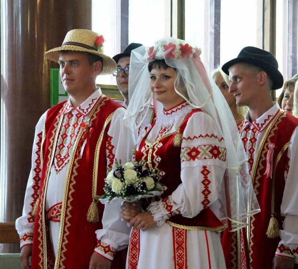 Молодая пара в загсе. Традиции белорусов. Свадьба в белоруссии традиции. Брак с белорусом. Белорусская свадьба традиционная.