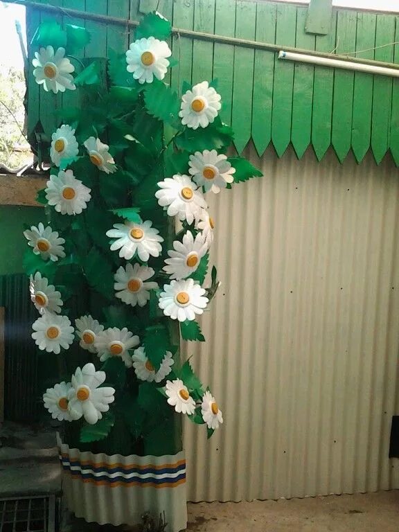 Как сделать цветы на улицу. Поделки для сада. изделия из пластиковых бутылок для сада. цветы из пластиковых бутылок. украшения для сада из бутылок.