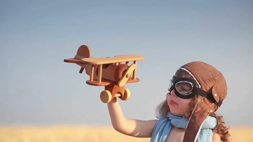 Kid flying. Ребенок с самолетиком. Девочка с самолетиком. Для мальчиков самолёты. Самолет для детей.