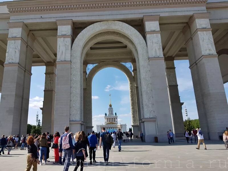 Главная арка вднх. Ворота ВДНХ В Москве. Капители арки ВДНХ. Арка главного входа ВДНХ.