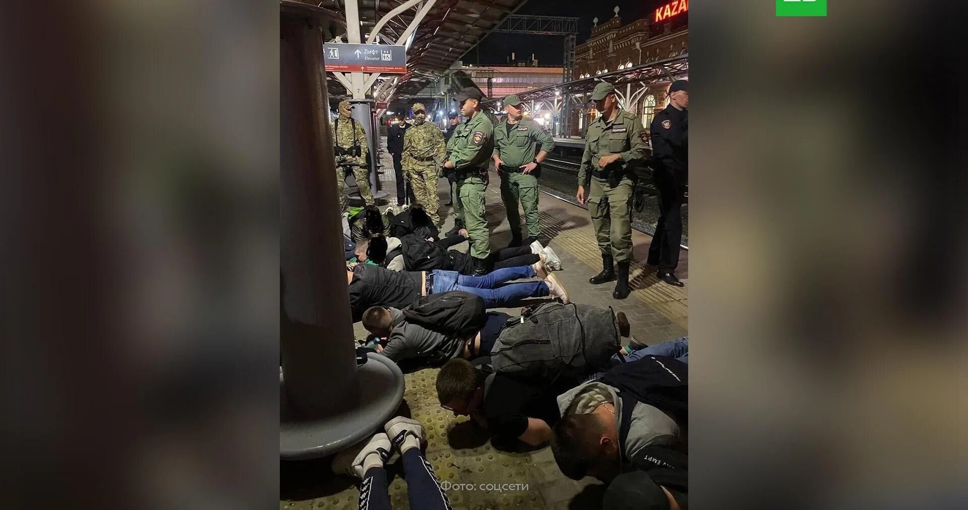 Дебош. Дебошир в храме. Дебош фанатов на улице города. Дебош фанатов на улице города. Дебош на красной площади.