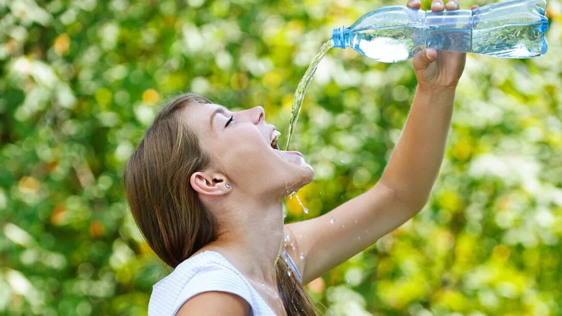 Какую воду стоит пить. Пить воду. Пить воду в жару. Девушка пьет воду. Девушка пьет воду в жару.